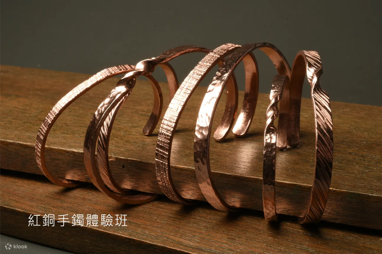 没有饰品制作经验的您也可以参与。学员可以选择红铜(玫瑰金色) 或黄铜(金色)，由专业导师教导，让你体验传统金工包括锤纹等不同技术。于舒缓及毫无压力的环境下，让您做出您专属、独一无二的手镯，是艺术和创作的结合。